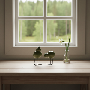 DBKD Pure vanntett keramikkpotte på trehylle med vårblomster i skandinavisk hyttemiljø.
