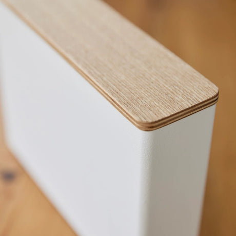 Hvit oppbevaringsboks til kaffefilter med smal og plassbesparende design