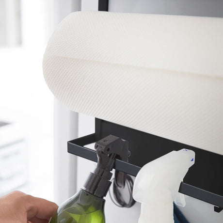 Oppbevaringshylle til kjøleskap med stenger og kroker i svart stål