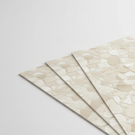 Nærbilde av Tuscany Stone flis med mykt steinmønster og matt overflate