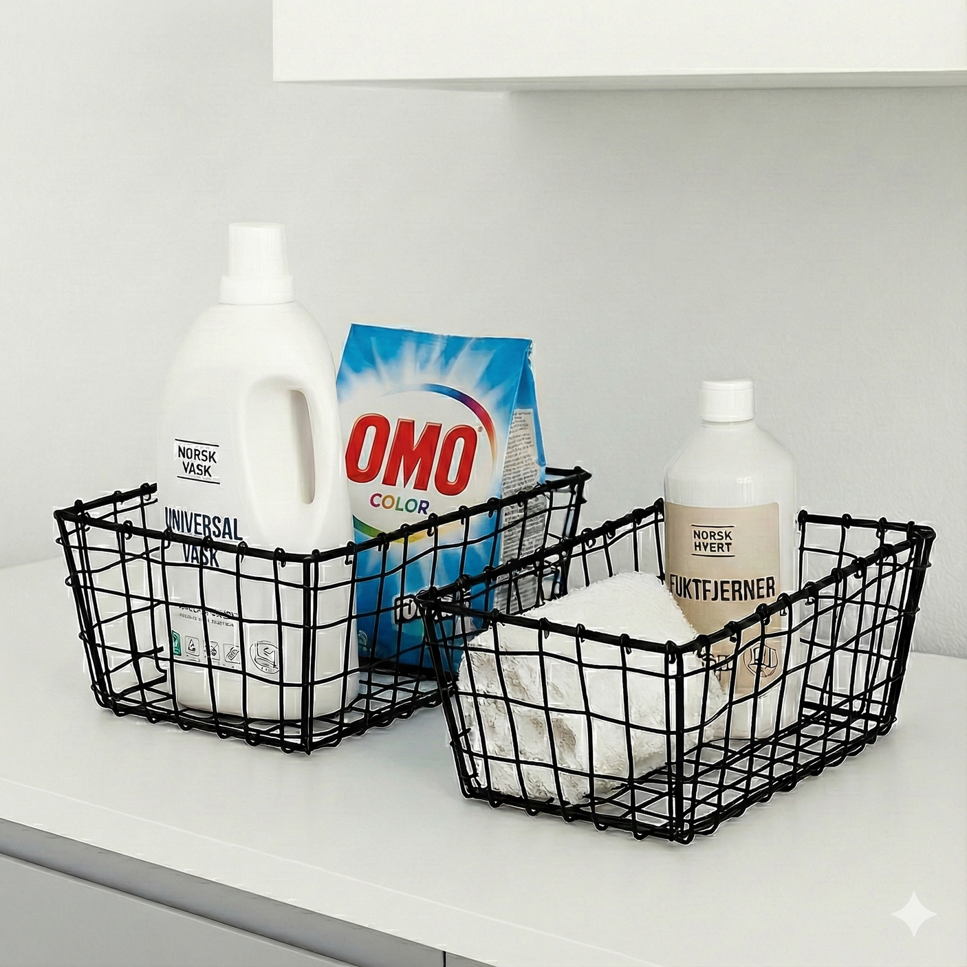 Praktiske svarte trådkurver med vaskemidler – perfekt for smart og stilren oppbevaring på vaskerom, bad eller i rengjøringsskap