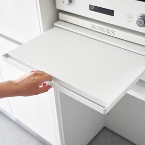 Hvit organizer til kjøkkenbenk med skuff for kjøkkenutstyr og tekstiler