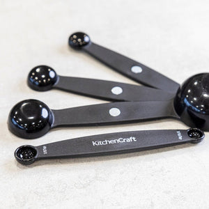 Måleskjesett fra KitchenCraft brukt til nøyaktig oppmåling av ingredienser