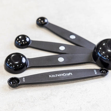 Måleskjesett fra KitchenCraft brukt til nøyaktig oppmåling av ingredienser