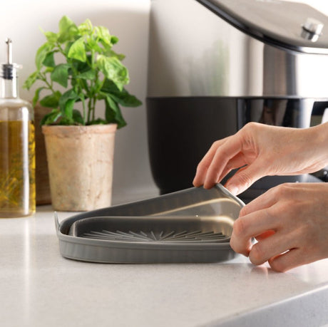 KitchenCraft airfryer-insatser placerade i airfryern före matlagning