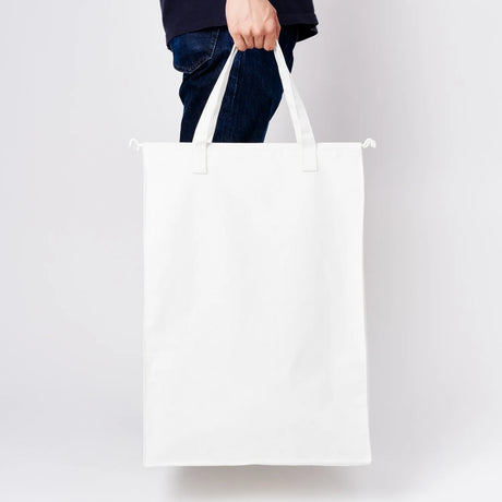 Hvit vaskekurv med avtakbar pose og håndtak for enkel transport