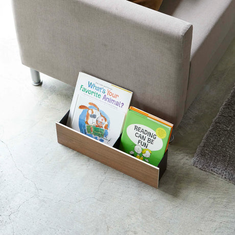 Nærbilde av trefronten, den sorte overflaten og materialmøtet