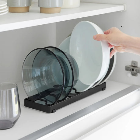 Kjøkkenorganisering med svart holder for stående oppbevaring av skåler