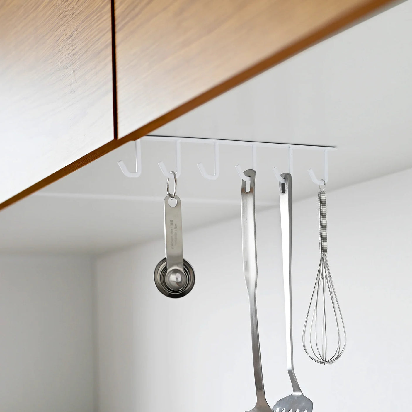 Krokrekke til oppheng av kjøkkenredskaper under skap eller hylle