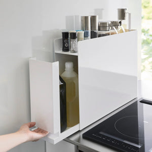 hvit kjøkkenorganizer med topplate og smal oppbevaringsløsning