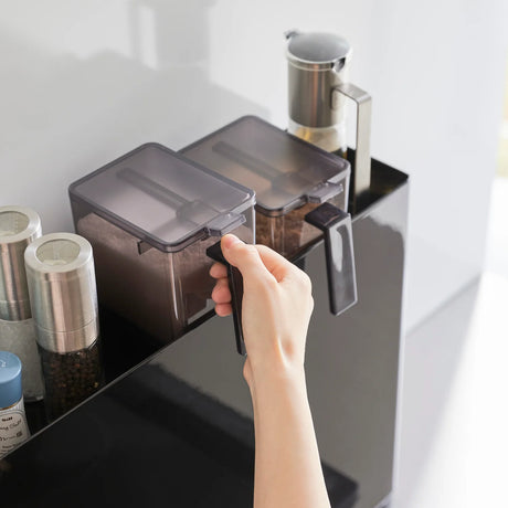 Svart krydderstativ med skjult oppbevaring for ryddigere kjøkkenbenk