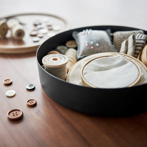 Sort oppbevaringsboks med rundt lokk i tre til småting og tilbehør