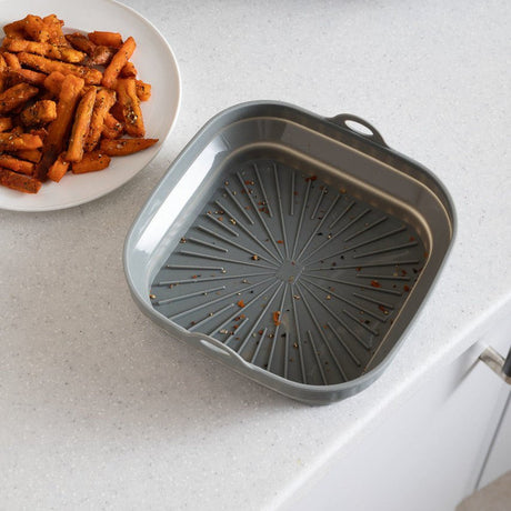 Airfryer-tillbehör i silikon som beskyttar korgen mot matrester