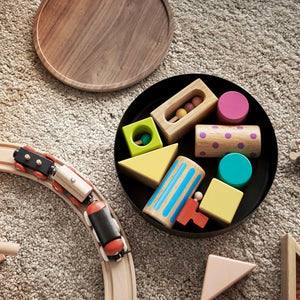 Sort oppbevaringsboks med lokk i tre brukt som dekorativ oppbevaring