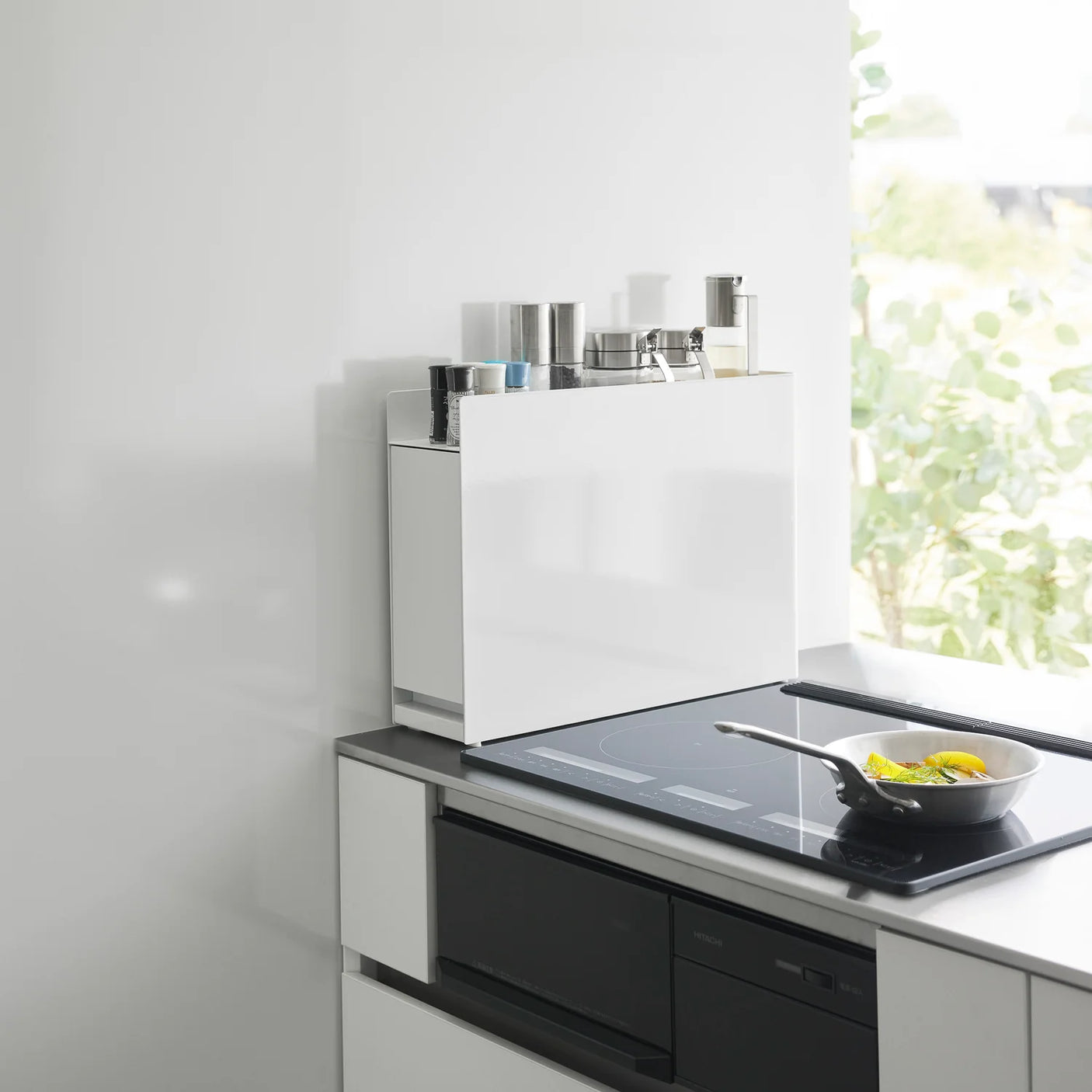 organizer til kjøkken med plass til krydder og små flasker