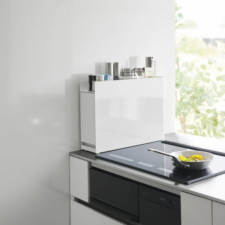 organizer til kjøkken med plass til krydder og små flasker