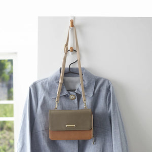 Dørhenger i hvit utførelse med treknopper for ekstra oppbevaring