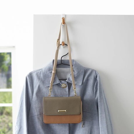 Dørhenger i hvit utførelse med treknopper for ekstra oppbevaring