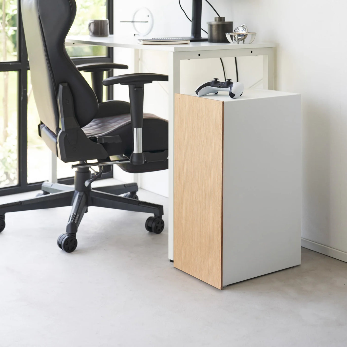 Hvit gaming oppbevaring med trefront til konsoll og tilbehør