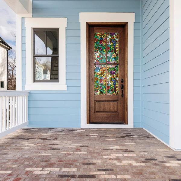 Statisk vindusfolie med blyglass-mønster montert på vindu, slipper inn naturlig lys"