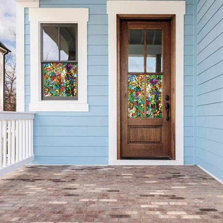 nærbilde av Tulia vindusfolie med dekorativt blomstermotiv i varme farge