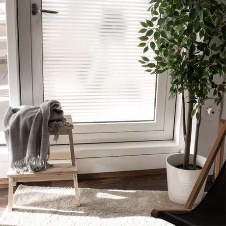 Linia vindusfolie med hvite vertikale striper på dusjdør
