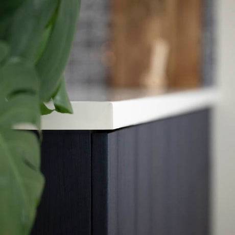 Høyglans hvit kontaktplast til møbler – slitesterk og lett å rengjøre
