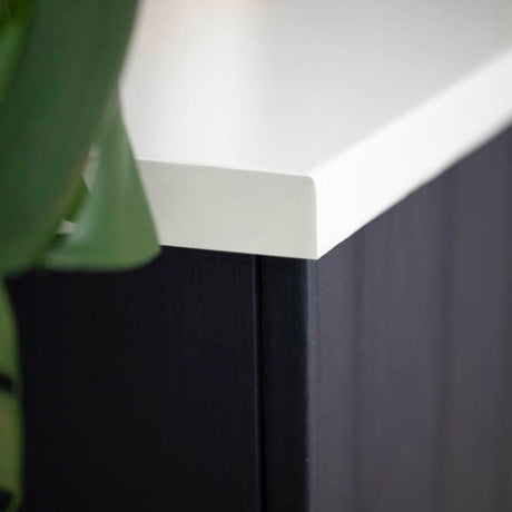 Uni Lack hvit kontaktplast detalj – glatt tekstur med reflekterende finish
