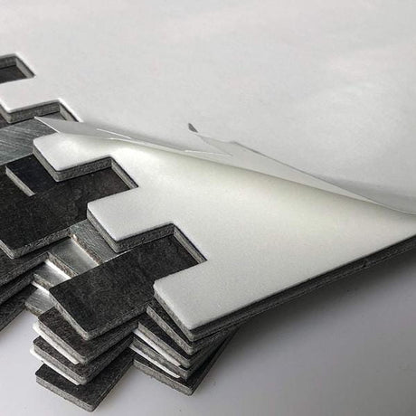 Teksturert overflate på fliser gir realistisk marmoreffekt.