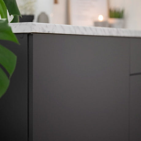 Antrasitt grå kontaktplast på kjøkkenskap – moderne oppgradering med varme undertoner
