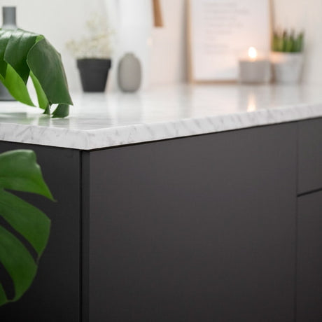 Uni matt antrasitt på kommode – varm grå farge med silkematt overflate
