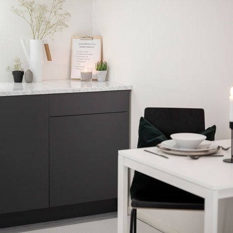 Antrasitt grå kontaktplast til dører – moderne ensfarget design
