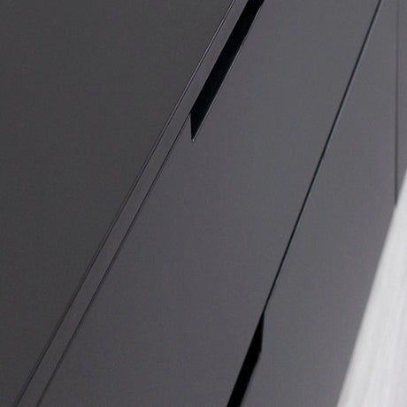 Sort matt kontaktplast på kjøkkenskap – moderne oppgradering uten maling
