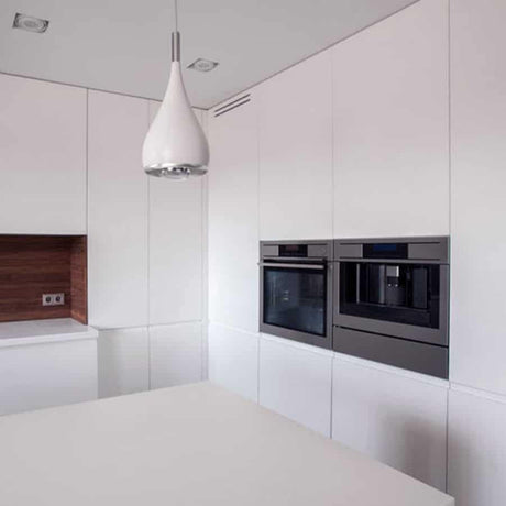 Selvklebende hvit folie med silkematt finish – enkel montering på glatte flater
