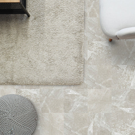 Fliser som kombinerer varme toner og naturinspirert design.