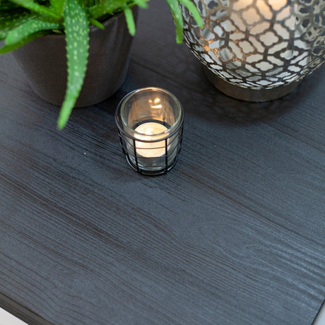 Quadro kontaktplast sort er en bestselger som imiterer mørkt glinsende treverk