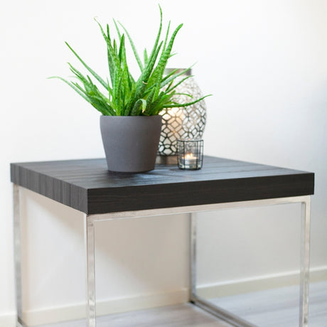 Nærbilde av Quadro sort kontaktplast med dyp trestruktur og glossy finish"