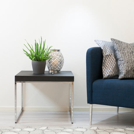 Sort kontaktplast på kjøkkenskap – imiterer mørkt glinsende treverk
