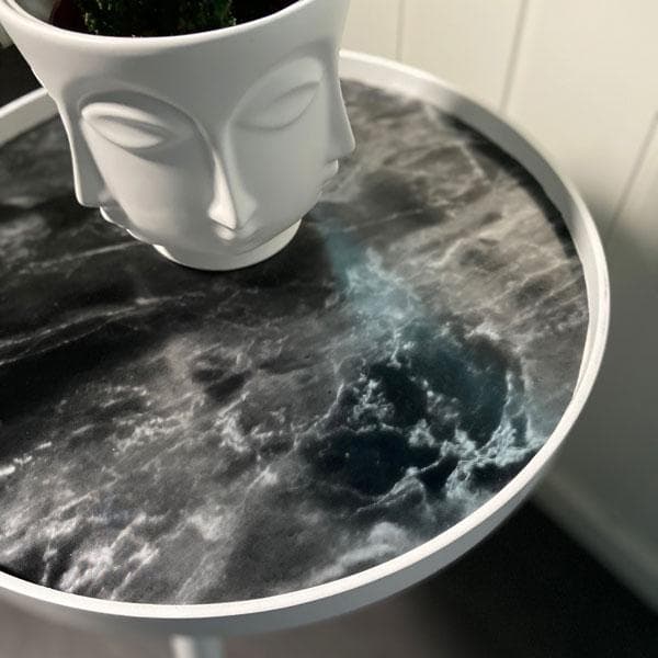 Kontaktplast med marmormønster i sort og sølvgrå nyanser
