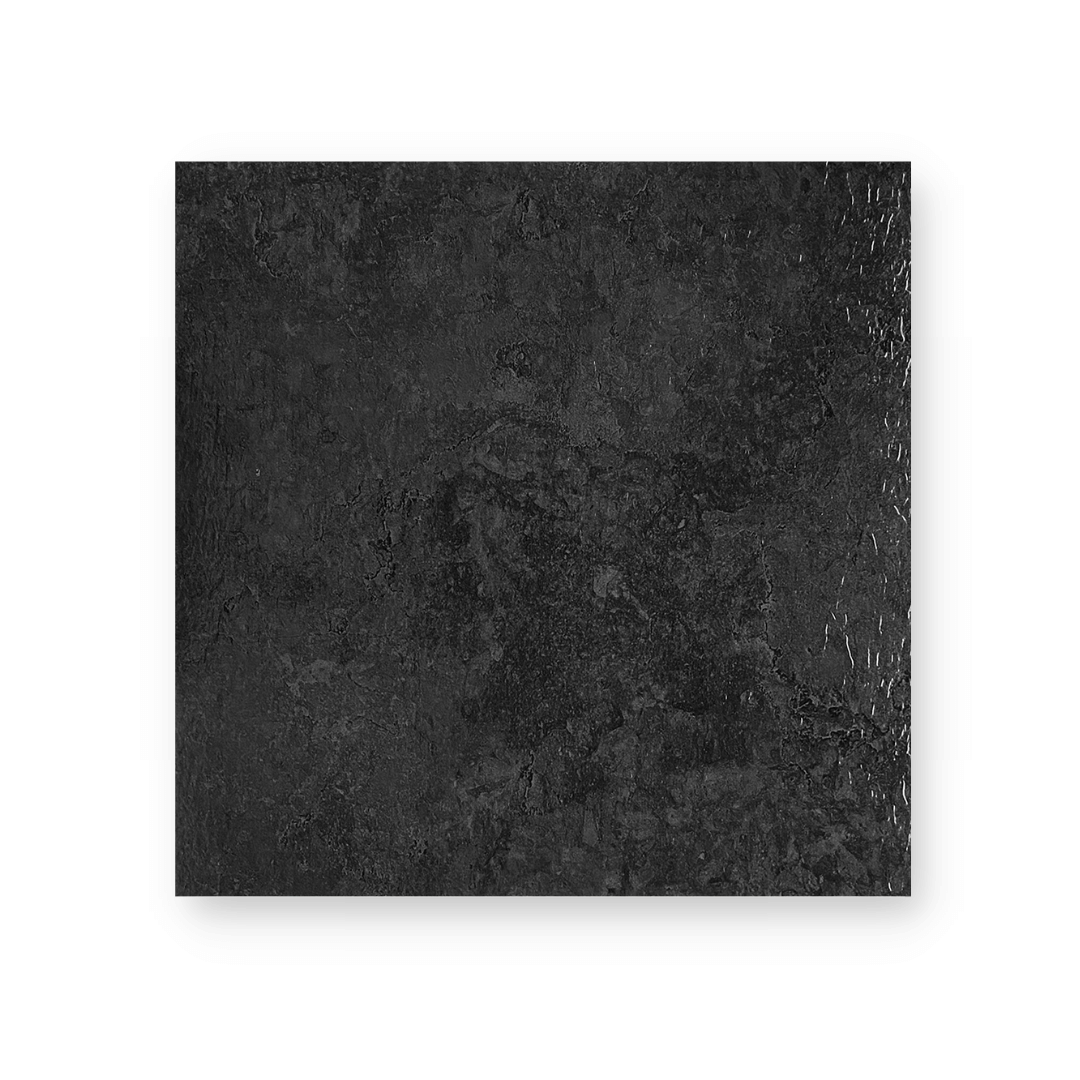 Sort betong selvklebende gulvfliser med grovkornet betongstruktur for moderne interiør"

