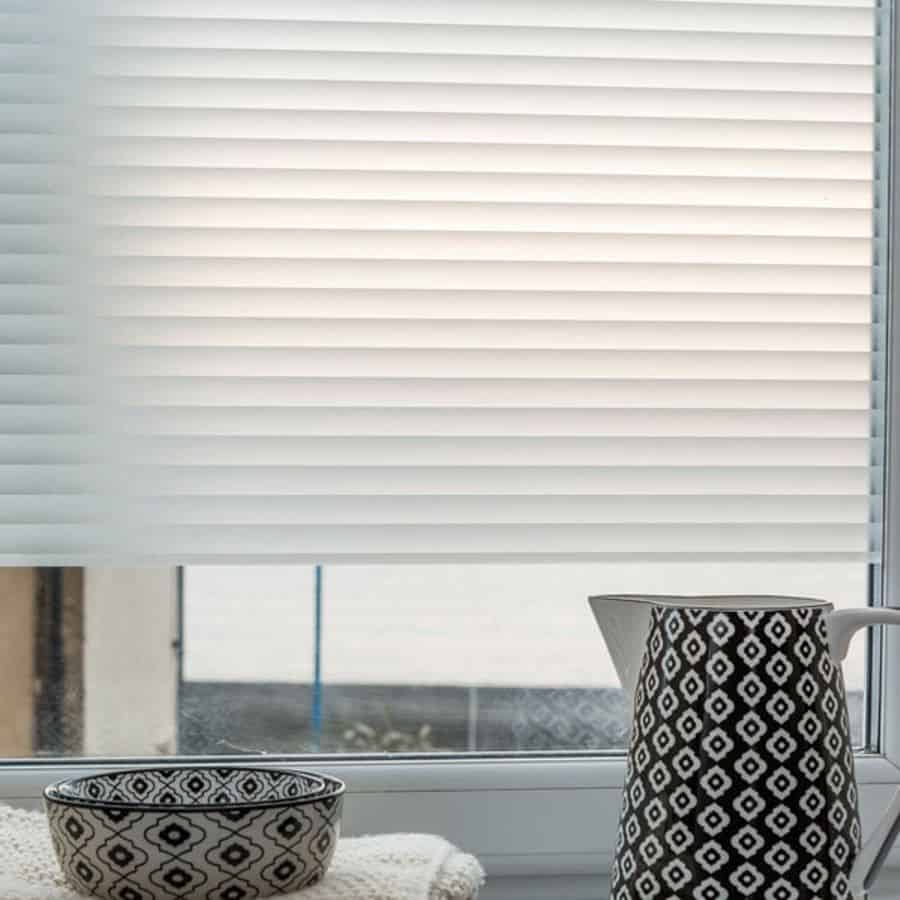 Nærbilde av Jalousie vindusfolie med horisontale striper, selvklebende