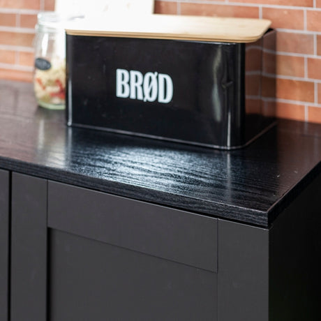 Sort treverk kontaktplast på bord – realistisk trestruktur med blank overflate
