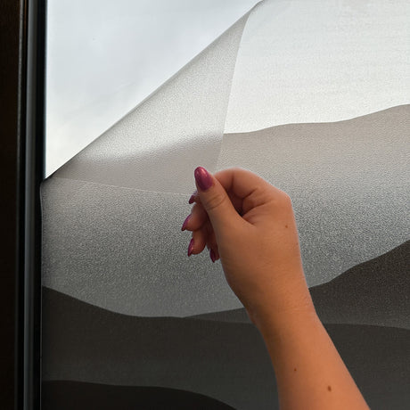 Stuevindu med fjellmotiv vindusfolie – rolig og naturinspirert atmosfære