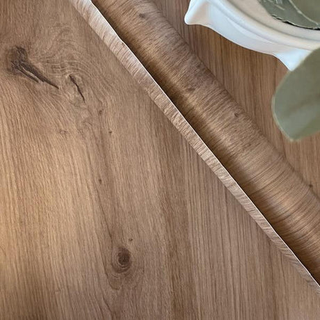 Artisan oak kontaktplast er en populær bestselger som gir en varm og klassisk følelse av treverk. Den passer godt på vegger og til fornyelse av bord. 