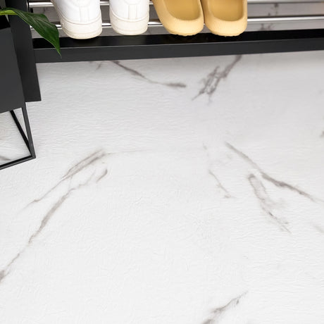 Hvite marmorgulvfliser selvklebende – slitesterke og vannavvisende for alle rom"

