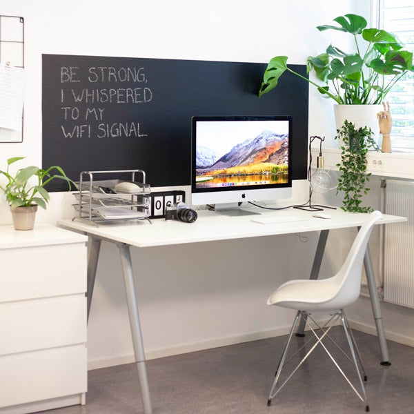 Tavlefolie til barnerom – kreativ tegnevegg med matt sort finish
