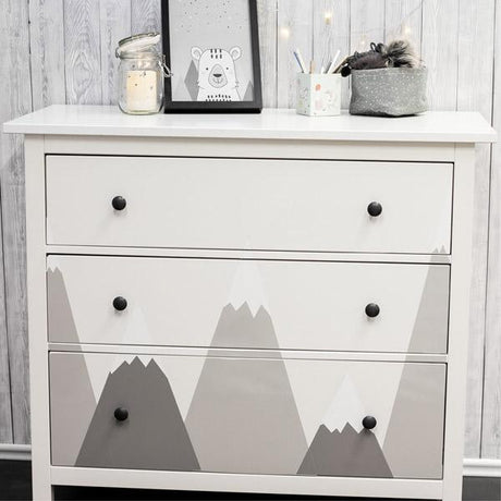 Lys grå matt kontaktplast brukt på kjøkkenskap – moderne skandinavisk stil
