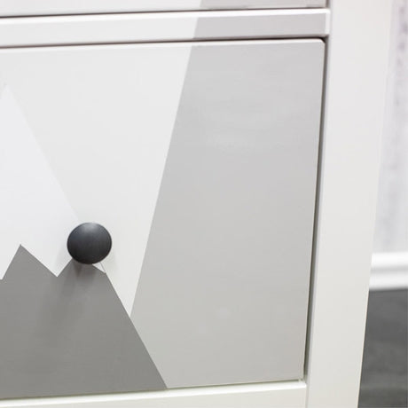 Uni Matt lys grå på skapfronter – nøytral gråtone med silkematt overflate
