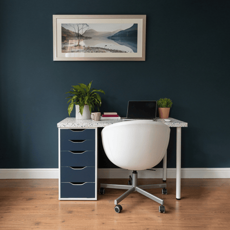 Selvklebende folie marineblå på kommode – d-c-fix Uni matt serie