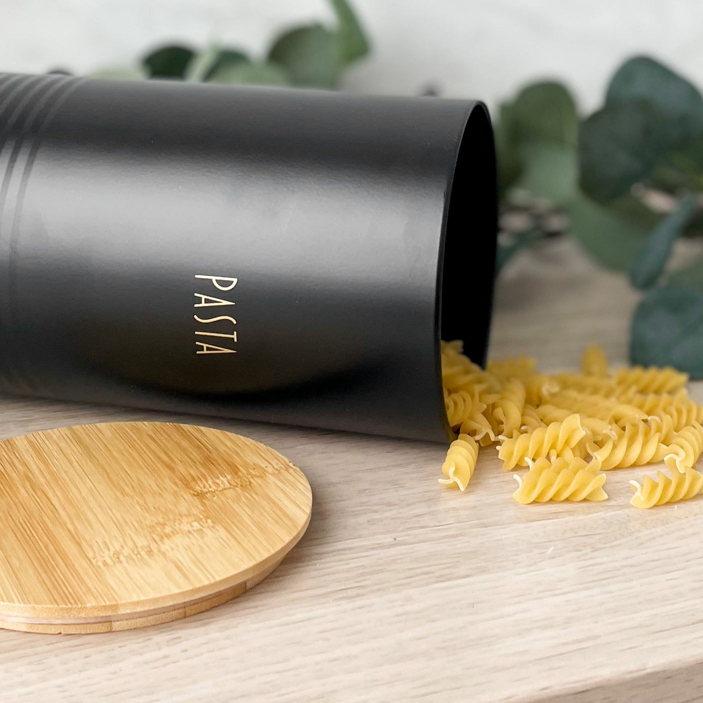 Boks pasta, sort metall